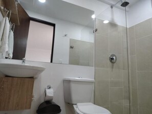 Shower, rainfall showerhead, towels, soap - Cloud9 H (Medellín)