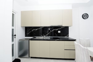 Frigobar, placa de cocina, utensilios de cocina