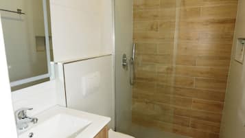 Shower, perlengkapan mandi gratis, pengering rambut, dan handuk