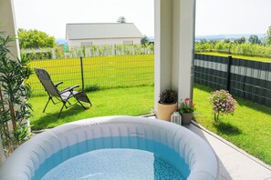 Bañera de hidromasaje al aire libre