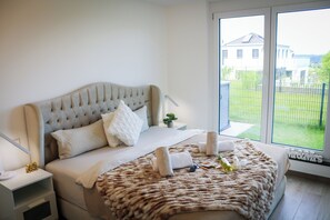 3 sovrum, skrivbord, strykjärn/strykbräda och resesäng