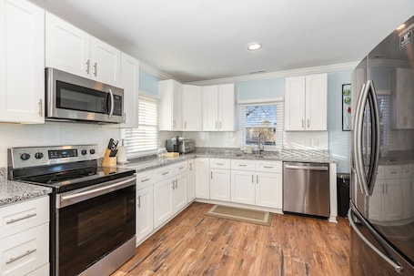Fridge, microwave, oven, stovetop. Modern And Cozy House In The Heart Of Hillsborough