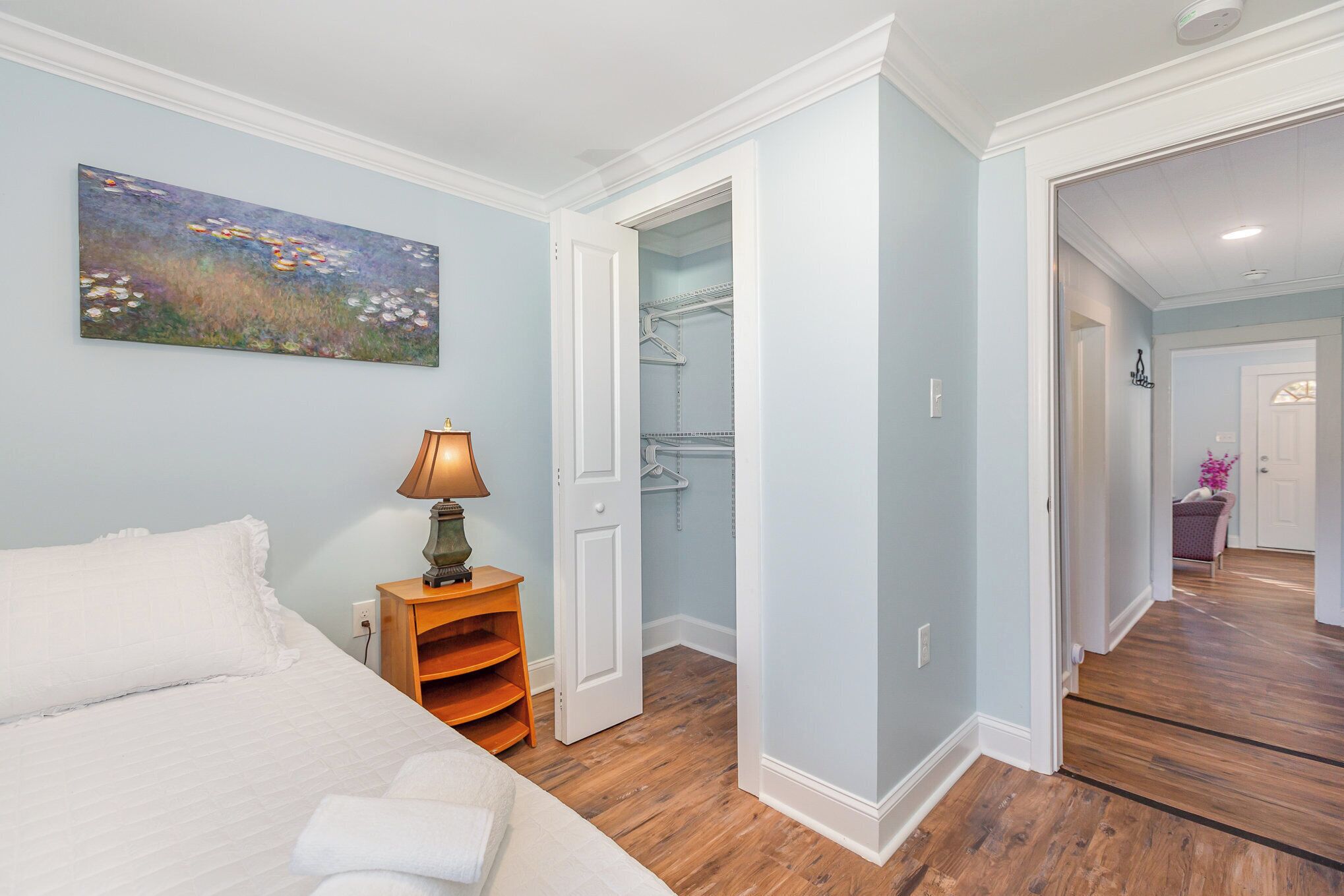 3 habitaciones, tabla de planchar con plancha y cuna de viaje 