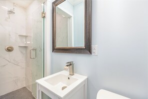Dusche, Haartrockner, Handtücher, Seife