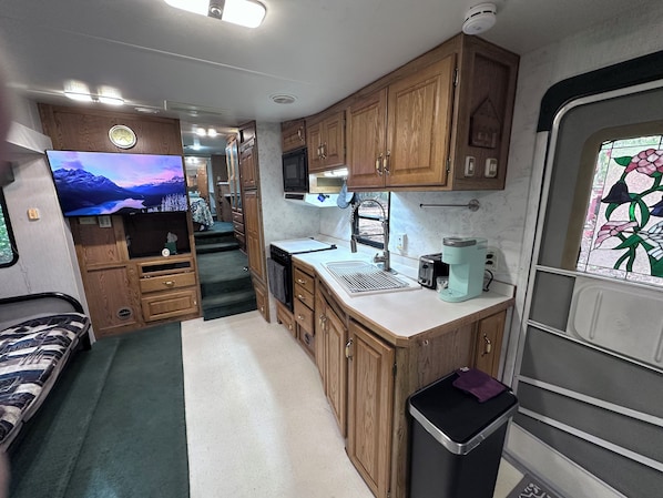 Kühlschrank, Mikrowelle, Ofen, Herdplatte