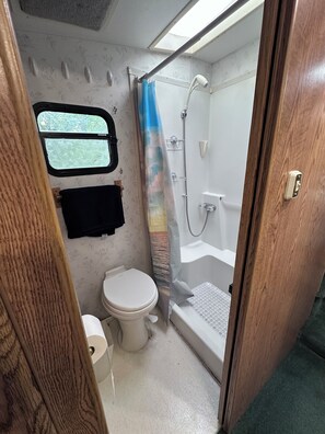 Shower, hair dryer, towels, soap - Cozy RV with WiFi and AC in charming Aiken (Aiken)