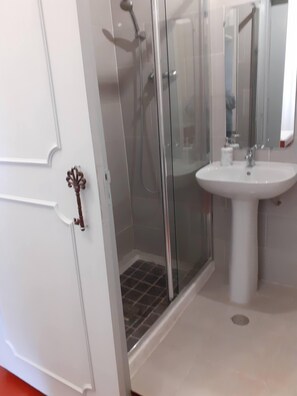 Douche, sèche-cheveux, serviettes fournies, papier toilette