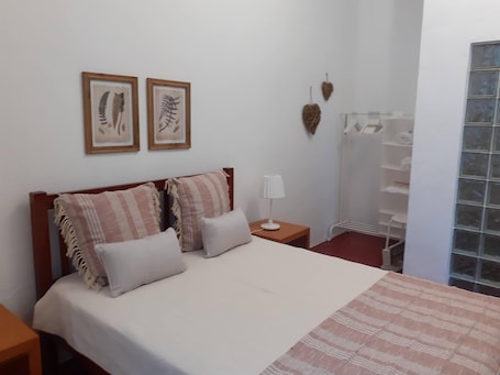 1 bedroom, WiFi, bed sheets. Terena's Corner