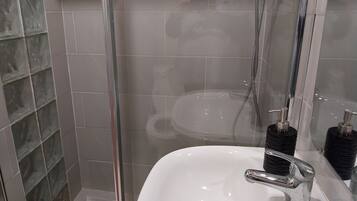 Regadera, secadora de cabello, toallas, papel de baño