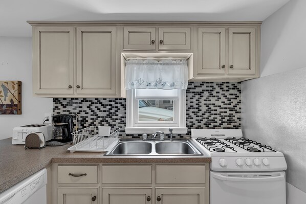 Kühlschrank, Mikrowelle, Herdplatte, Wasserkocher mit Kaffee-/Teezubehör