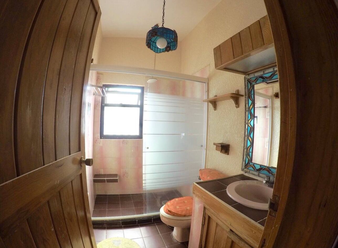 Ein Badezimmer mit Dusche, Toilette und Waschbecken.