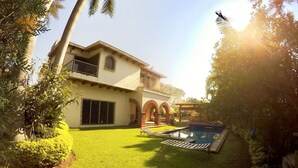 A house with a swimming pool, a well-maintained lawn, and a clear sky. - Casa Grande Lomas de Cocoyoc (Fraccionamiento Lomas de Cocoyoc)