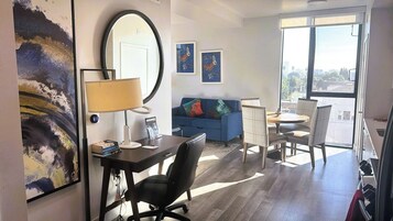 Premier Apartment, 1 Bedroom | Private kitchen | Fridge, microwave, oven, stovetop