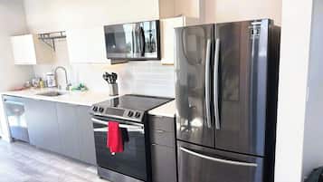 Premier Apartment, 1 Bedroom | Private kitchen | Fridge, microwave, oven, stovetop