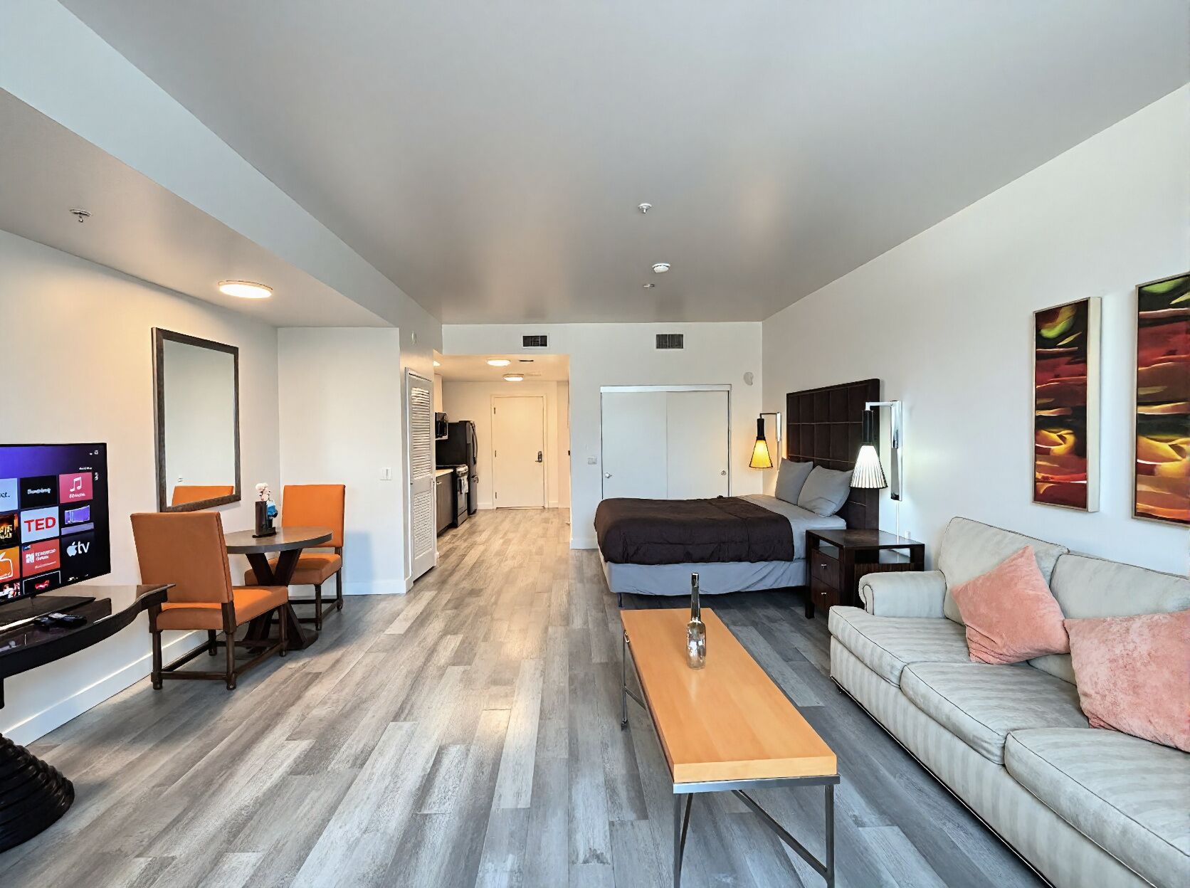 スタジオ | 高級寝具、ピロートップベッド、デスク、ノートパソコン用作業スペース