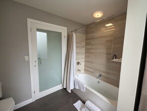Bañera con ducha, secador de pelo, toallas, jabón