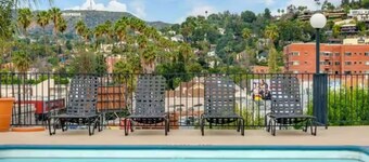 2BR Hollywood Apt w/Rooftop Pool & Stunning Views of city and the Hollywood Sign