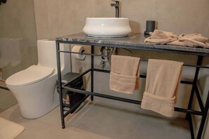 Towels, soap, shampoo, toilet paper - Charming Apartment in Cuenca’s Historic Center– Quiet and Abundant Natural Light (Cuenca)