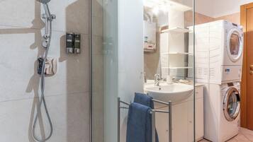 Miljøvennlige toalettsaker, hårføner, håndklær og såpe