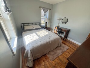 2 bedrooms, iron/ironing board, WiFi, bed sheets - Relax In Tosa—Near Downtown MKE! (Wauwatosa)