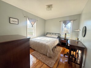 2 عدّة غرف نوم ومكواة/لوح كي وواي فاي وملاءات أسرّة