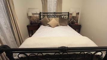 2 slaapkamers, een strijkplank/strijkijzer, wifi, beddengoed