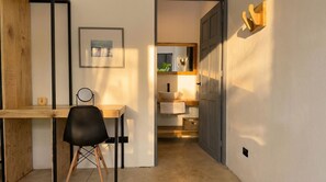 Een kluis op de kamer, een bureau, een laptopwerkplek