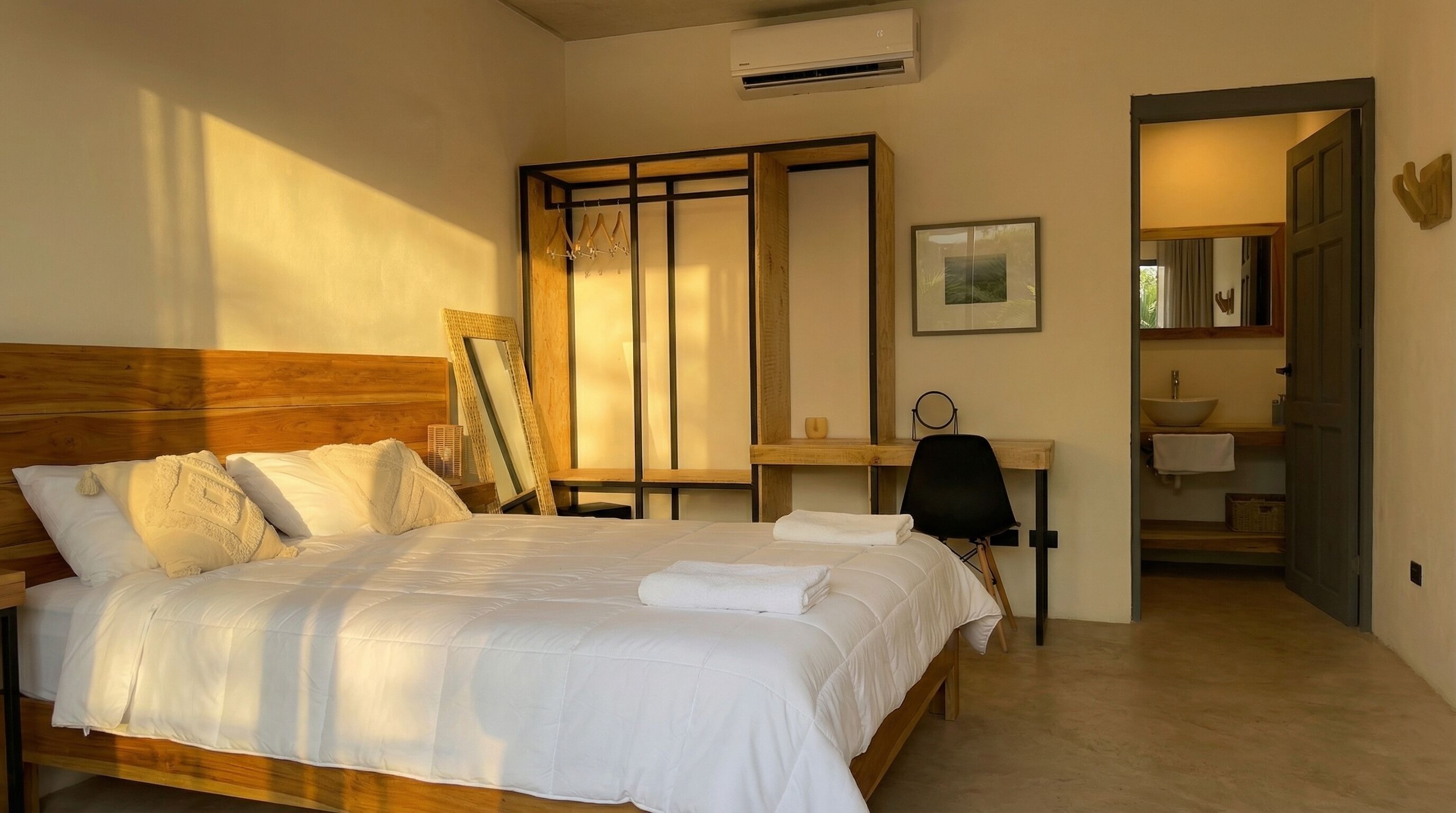 Zimmersafe, Schreibtisch, laptopgeeigneter Arbeitsplatz