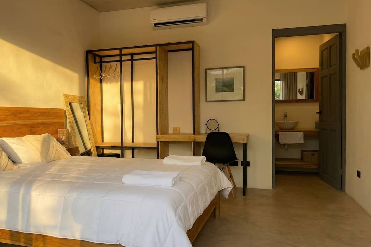 Coffre-fort, bureau, espace de travail pour ordinateurs portables