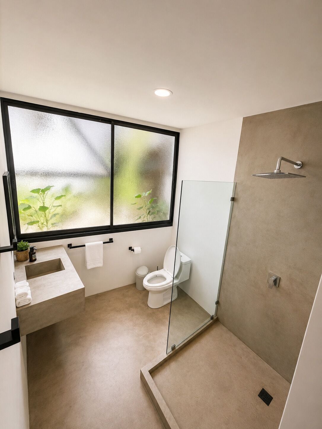 Un bagno moderno con doccia, toilette e lavandino.