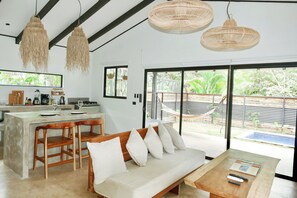 Deluxe huis, 2 slaapkamers, privézwembad, uitzicht op tuin | Woonruimte