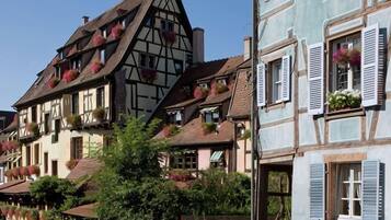 Una hilera de edificios tradicionales de estilo europeo, con varios pisos, techos empinados y estructura de madera a la vista.