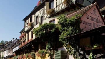 A traditional European building with a sign for 'Romantik Hotel Restaurant LE Moinz.'