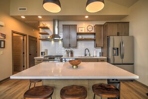 Fridge, microwave, stovetop, dishwasher