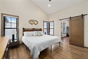 2 bedrooms, iron/ironing board, travel crib, WiFi - Evergreen Retreat Red Lodge (Red Lodge)