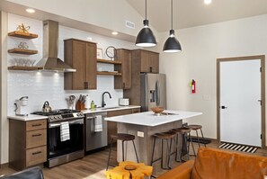 Fridge, microwave, stovetop, dishwasher