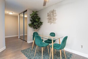 Dining - Snazzy 2Bd Apt/ Rooftop Pool with Stunning view of the City & the Hollywood Sign (Los Angeles)