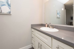 Sèche-cheveux, serviettes fournies, savon, papier toilette