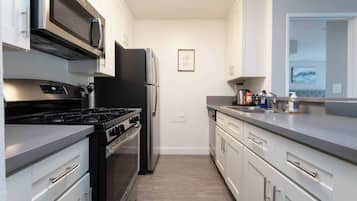 Refrigerador, microondas, horno y parrilla de estufa