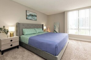 2 bedrooms, iron/ironing board, free WiFi, bed sheets - Snazzy 2Bd Apt/ Rooftop Pool with Stunning view of the City & the Hollywood Sign (Los Angeles)