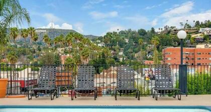Snazzy 2Bd Apt/ Rooftop Pool with Stunning view of the City & the Hollywood Sign