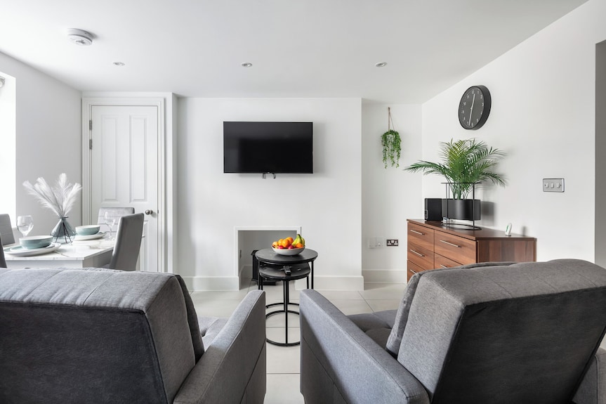 2 Minutes To Kings Cross | Stylish 1br With Private Patio - Whitehall