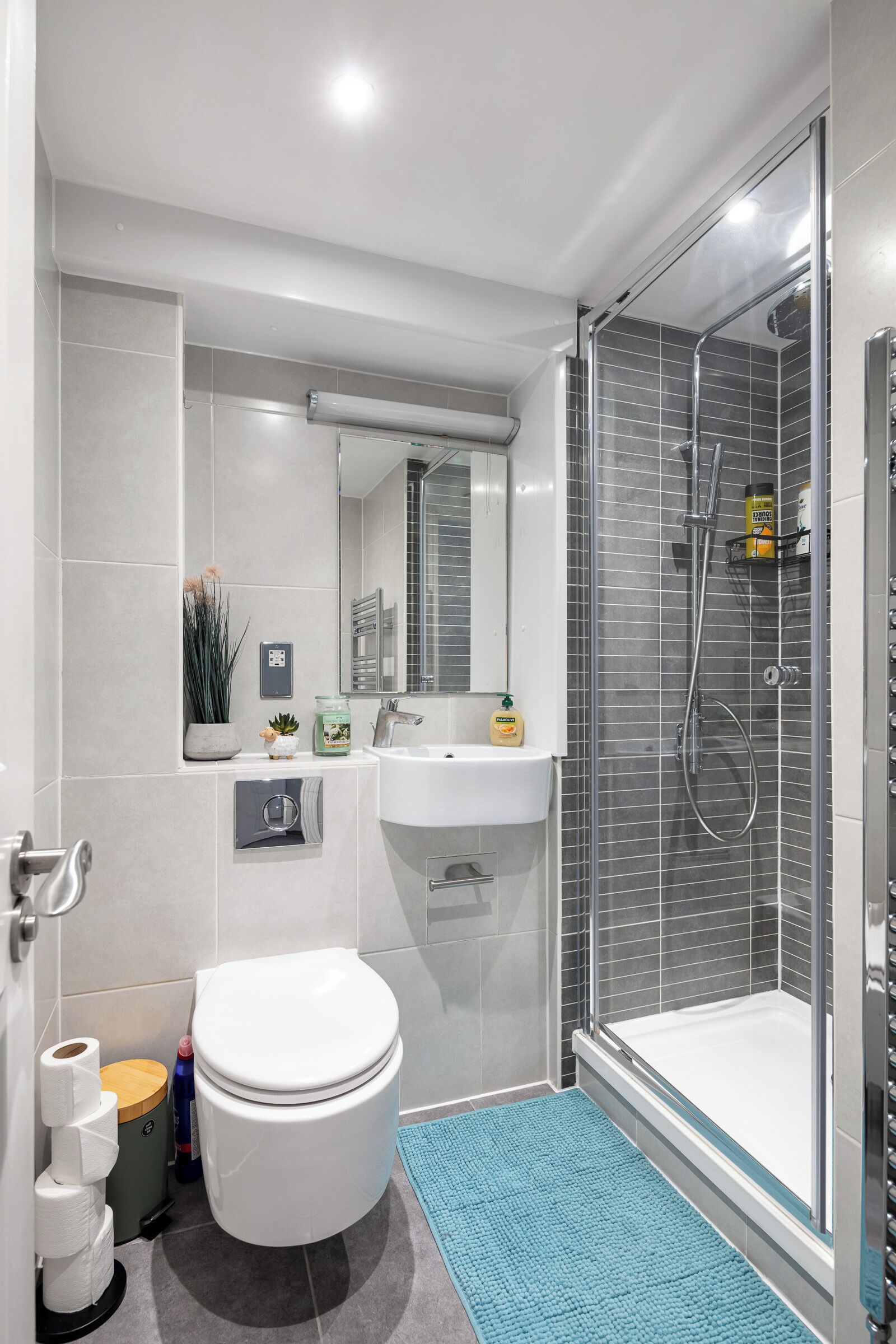 Un bagno moderno con il water, un lavandino e una doccia.