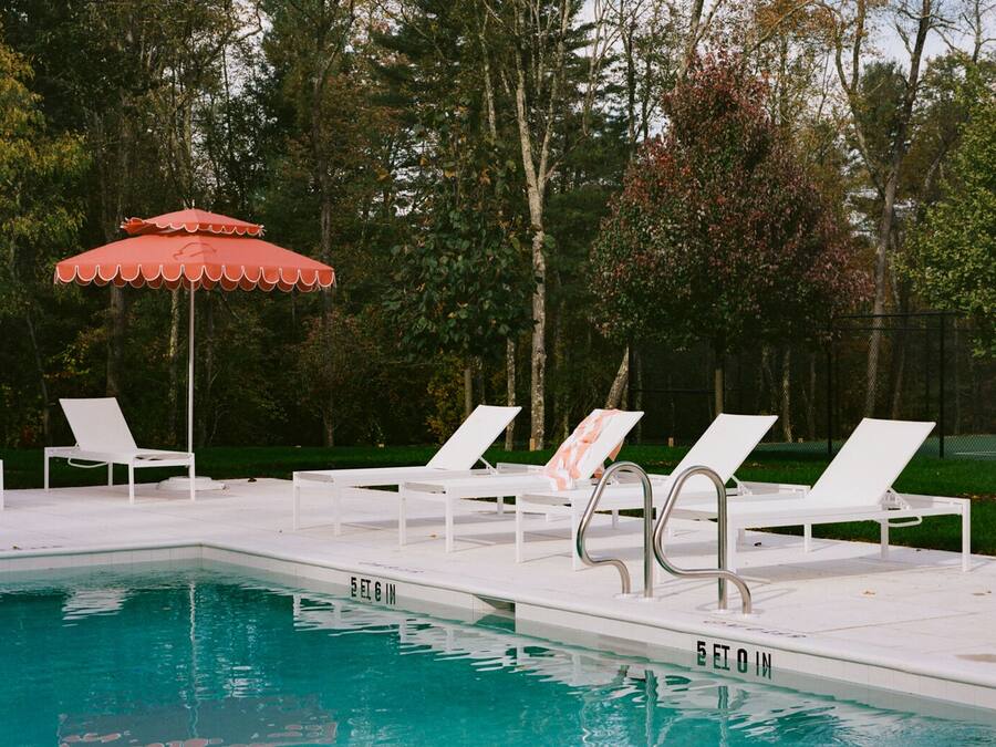 Piscina externa, funciona das 6h às 22h, guarda-sóis, espreguiçadeiras