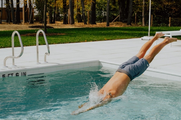 Piscine extérieure, parasols de plage, chaises longues
