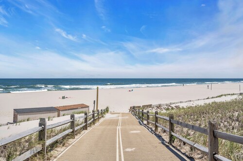 Ocean Beach 1: Charming 2 Bedroom 1 Bath, Steps To The Beach Home