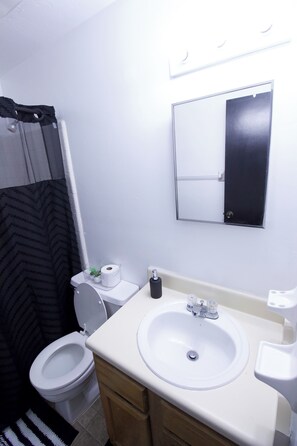 Haartrockner, Handtücher, Seife, Toilettenpapier