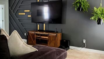 TV connectée, cheminée, chaîne hi-fi