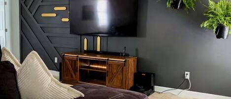 Smart TV, fireplace, stereo