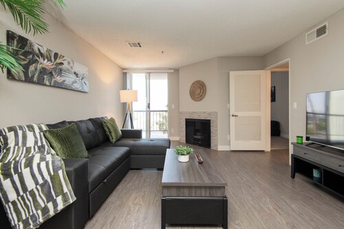  Snazzy  2bed Apt w/Rooftop pool & Hollywood Sign Views